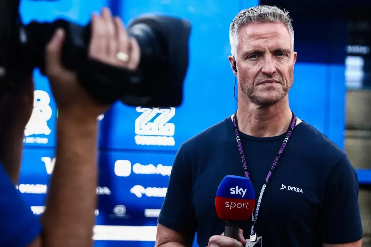 Ralf Schumacher als Moderator mit Mikrofon vor der Kamera während einer TV-Aufnahme